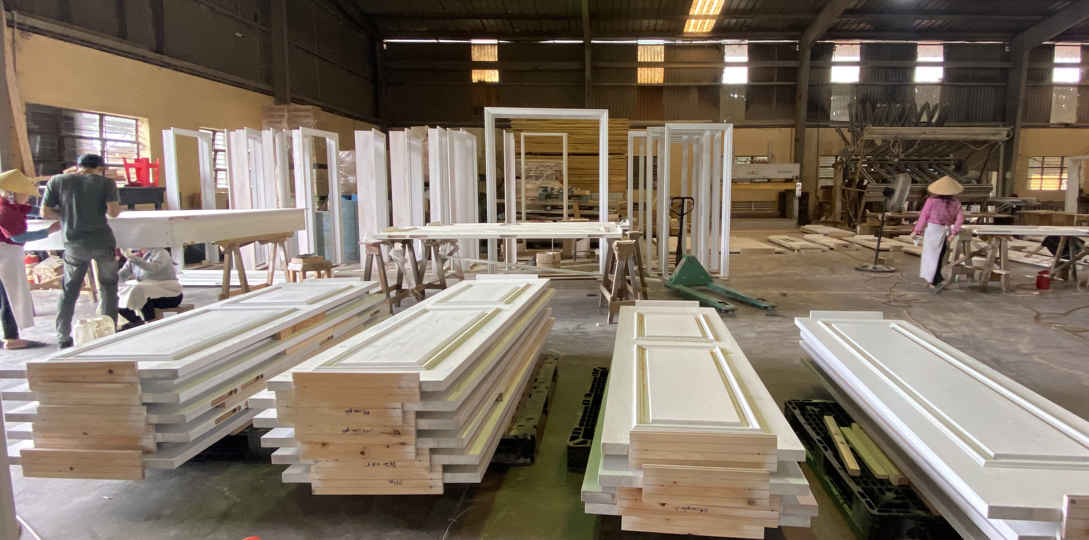 ドア製造中 — TNP工場全景